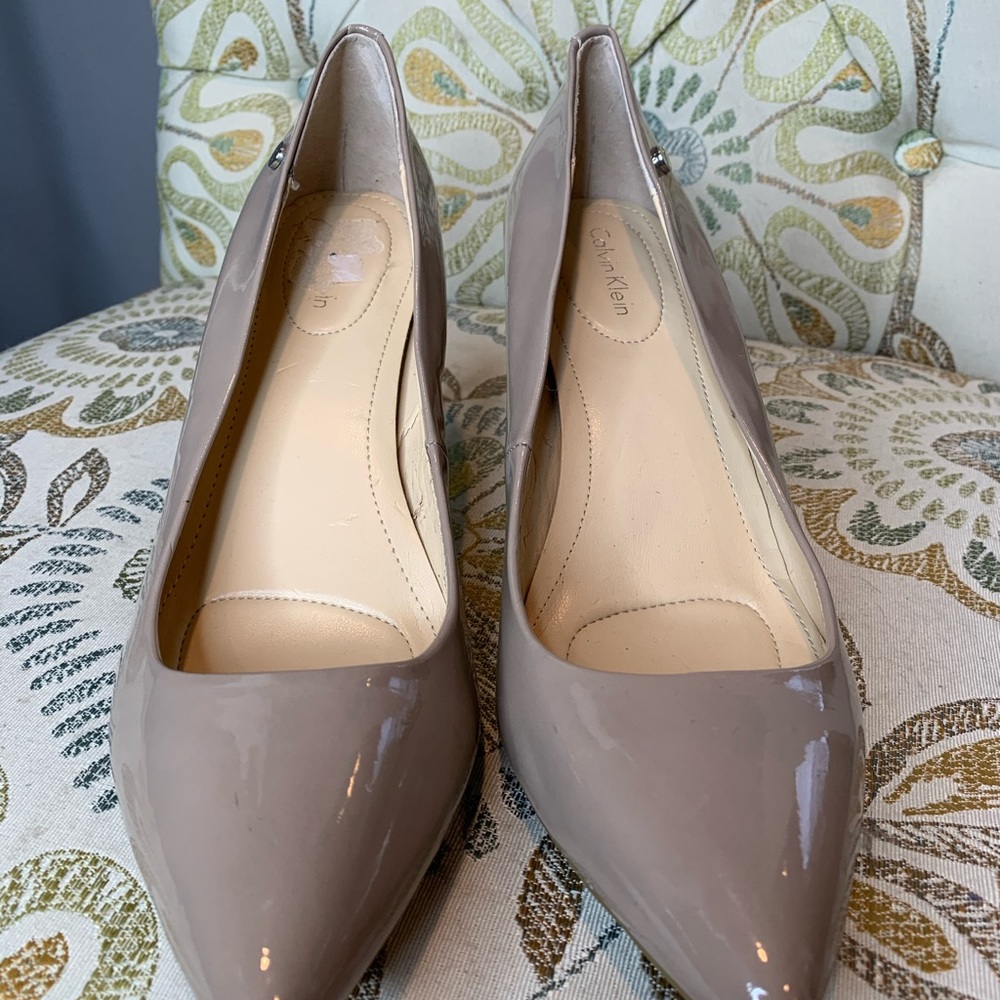 CALVIN KLEIN Nyla Tan Patent Pumps Heels Size 9W - Picture 2 of 4